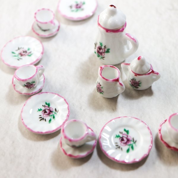 画像4: 【アウトレット】ミニチュア 1/12スケール 陶器 ティーセット 食器 カップ ソーサー 15点セット ドールハウス 小物 ピンク・バラ柄 きらきらぷんぷん丸 MN-005 (4)