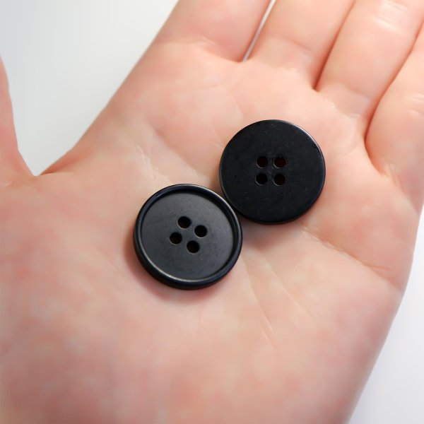 画像7: 四つ穴ボタン 【ブラック ツヤなし】 黒 ベーシック シンプル 8個入り【23mm】きらきらぷんぷん丸 B-047 (7)