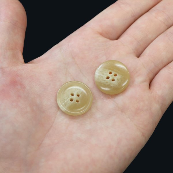 画像7: 水牛調ボタン【ベージュ】スーツ コート ジャケット ブレザー 四つ穴 フロント 袖口 8個入り【20mm】きらきらぷんぷん丸 B-050 (7)