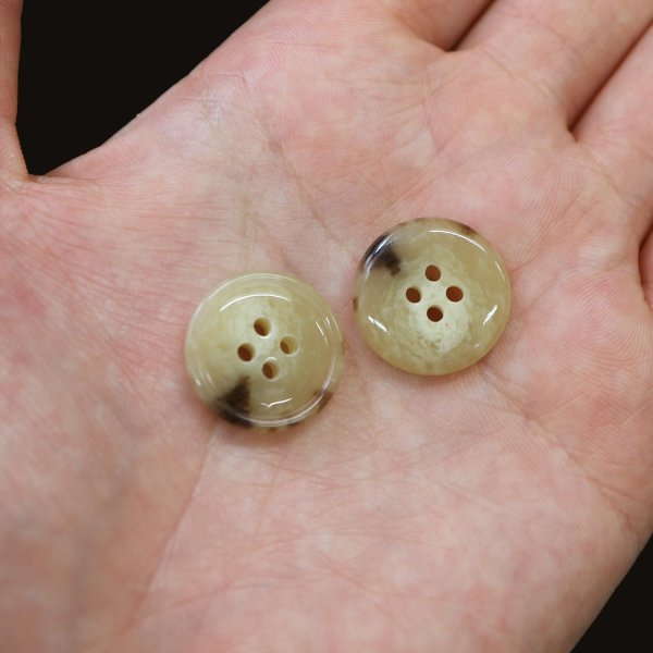 画像7: 水牛調ボタン【ベージュ&ブラウン】スーツ コート ジャケット ブレザー 四つ穴 フロント 袖口 10個入り【18mm】きらきらぷんぷん丸 B-052 (7)