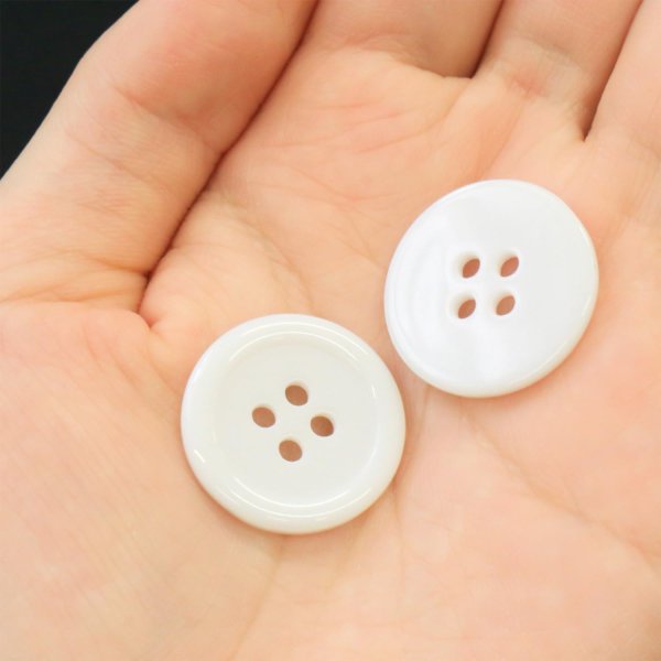 画像7: 白ボタン【ホワイト ツヤあり】四つ穴ボタン ベーシック カラーボタン シャツボタン シンプル ボタン 10個入り【20mm】きらきらぷんぷん丸 B-074 (7)