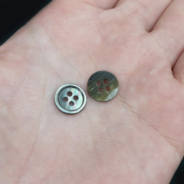 画像7: シェルボタン 貝ボタン 貝製 片面 黒蝶貝 シャツ ボタン 四つ穴ボタン 黒 ブラック 12個入り【11.25mm】きらきらぷんぷん丸 B-087 (7)