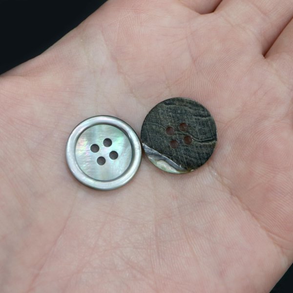 画像7: シェルボタン 貝ボタン 貝製 片面 黒蝶貝 シャツ ボタン 四つ穴ボタン 黒 ブラック 5個入り【18mm】きらきらぷんぷん丸 B-090 (7)