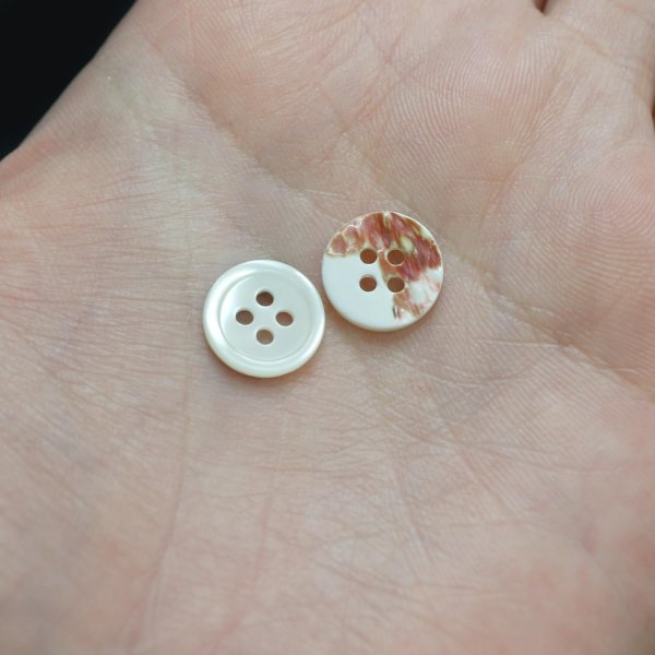 画像7: シェルボタン 貝製 片面 高瀬貝 シャツ 四つ穴 白 ホワイト 12個入り【11.25mm】きらきらぷんぷん丸 B-093 (7)