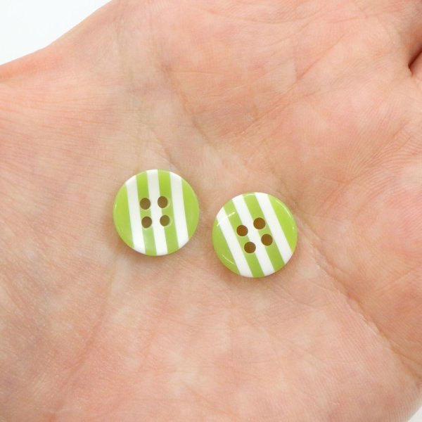 画像5: 四つ穴ボタン 縞模様 くぼみ 【ライトグリーン&ホワイト】 黄緑 白 12.5mm 15個入り ボタン しましま ストライプ ボーダー 可愛い おしゃれ シャツボタン B-1113 (5)