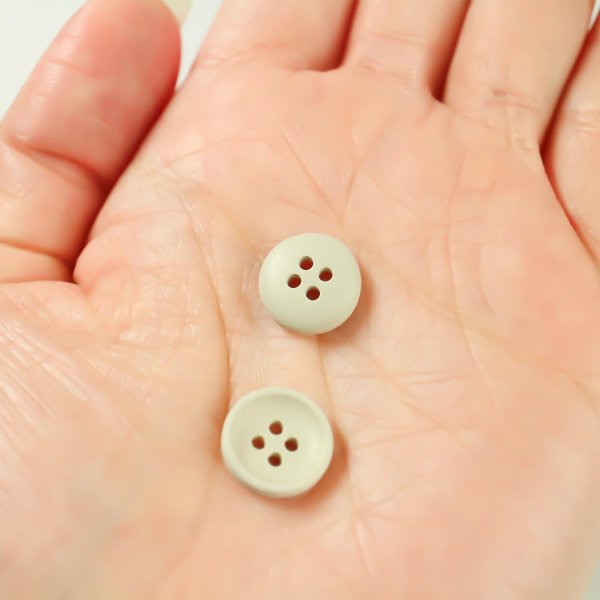 画像4: お椀型ボタン 四つ穴 マット ツヤなし【ベージュ】15個入り ミニ 服飾資材 シャツ 手芸用 約11mm 樹脂 きらきらぷんぷん丸 B-1229 (4)