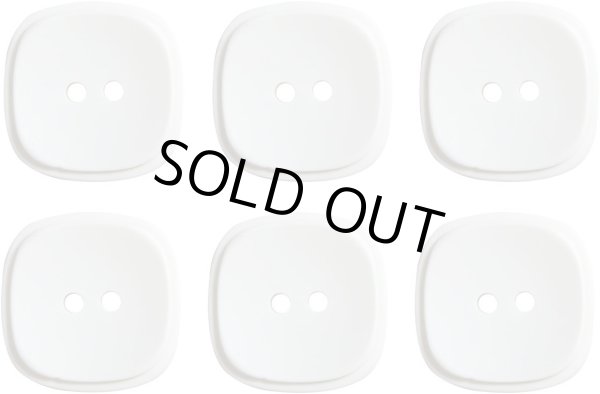 画像1: 二つ穴ボタン 四角 スクエア【ホワイト】白 6個入り マット【23mm】ツヤなし シンプル 樹脂製 手芸 おしゃれ 可愛い きらきらぷんぷん丸 B-1236 (1)