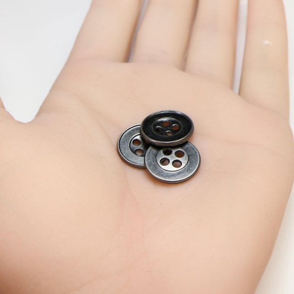 画像5: メタルボタン 四つ穴 シンプル【 アンティークシルバー】銀 丸ボタン 金属 手芸 10個入【15mm】きらきらぷんぷん丸 B-1273 (5)
