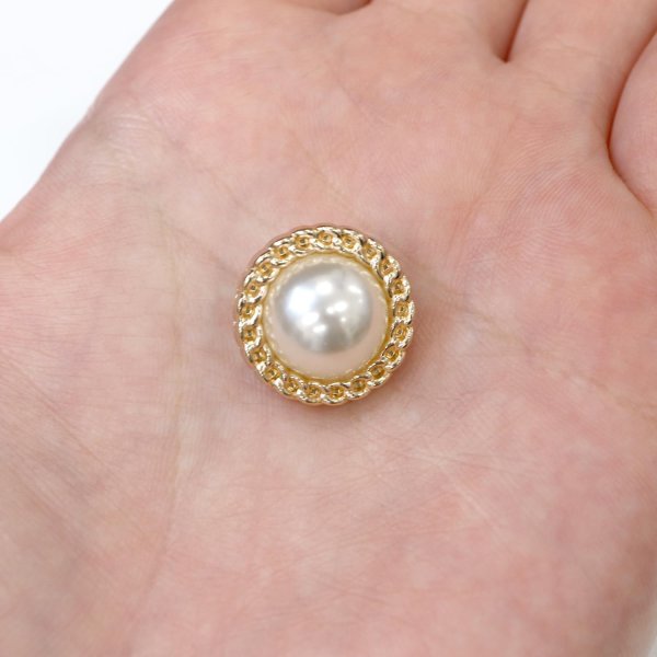 画像7: パールボタン 装飾 【チェーン風 ゴールド】 ホワイト 白 ビジュー 飾り 縫製 袖口 8個入り 【18mm】 きらきらぷんぷん丸 B-127 (7)