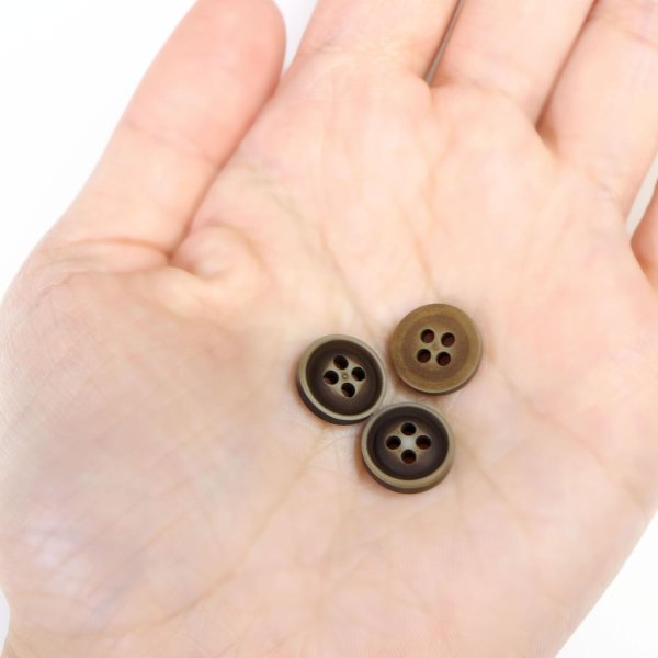 画像3: 四つ穴ボタン ウッド調【ブラウン】茶色 20個入り【11mm】ツヤなし 樹脂製 手芸 ヴィンテージ風 かわいい おしゃれ きらきらぷんぷん丸 B-1297 (3)