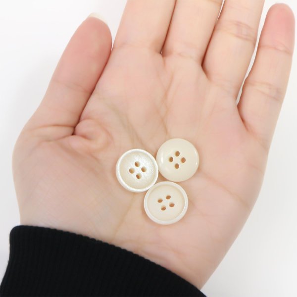 画像3: 四つ穴ボタン【アイボリー】15個入り【15mm】光沢 フチあり シンプル 樹脂製 手芸 おしゃれ きらきらぷんぷん丸 B-1348 (3)