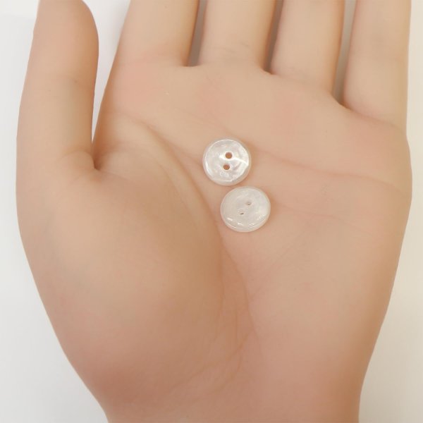画像4: 二つ穴ボタン フラワー マーブル模様 【ホワイト】 白 15個入り 【11.5mm】 オーロラ 光沢 透け感 花 樹脂製 手芸 おしゃれ きらきらぷんぷん丸 B-1370 (4)