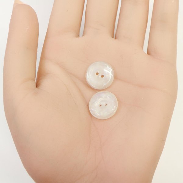 画像4: 二つ穴ボタン フラワー マーブル模様 【ホワイト】 白 10個入り 【15mm】 オーロラ 光沢 透け感 花 樹脂製 手芸 おしゃれ きらきらぷんぷん丸 B-1371 (4)