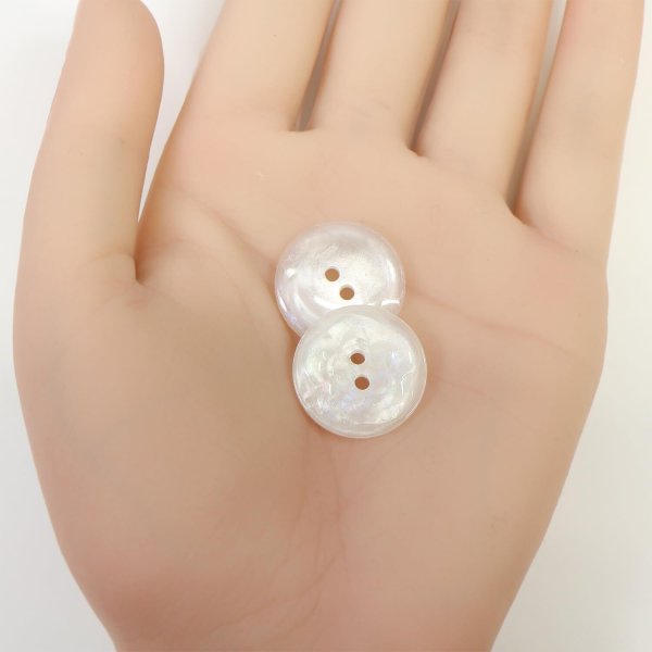 画像4: 二つ穴ボタン フラワー マーブル模様 【ホワイト】 白 8個入り 【20mm】 オーロラ 光沢 透け感 花 樹脂製 手芸 おしゃれ きらきらぷんぷん丸 B-1372 (4)