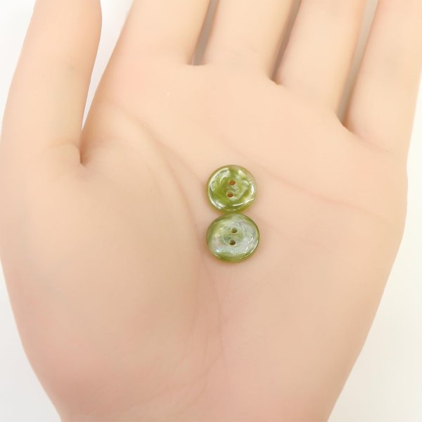 画像4: 二つ穴ボタン フラワー マーブル模様 【グリーン】 緑 15個入り 【11.5mm】 オーロラ 光沢 透け感 花 樹脂製 手芸 おしゃれ きらきらぷんぷん丸 B-1373 (4)