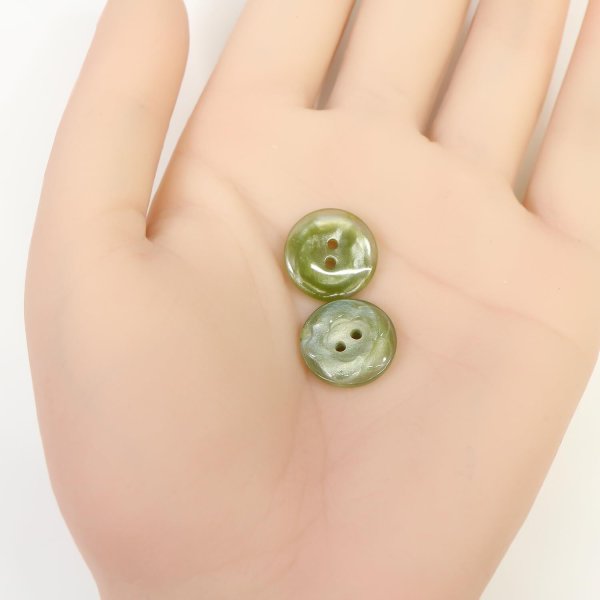 画像4: 二つ穴ボタン フラワー マーブル模様 【グリーン】 緑 10個入り 【15mm】 オーロラ 光沢 透け感 花 樹脂製 手芸 おしゃれ きらきらぷんぷん丸 B-1374 (4)