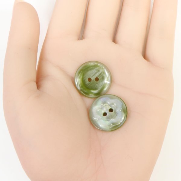 画像4: 二つ穴ボタン フラワー マーブル模様【グリーン】 緑 8個入り 【20mm】 オーロラ 光沢 透け感 花 樹脂製 手芸 おしゃれ きらきらぷんぷん丸 B-1375 (4)