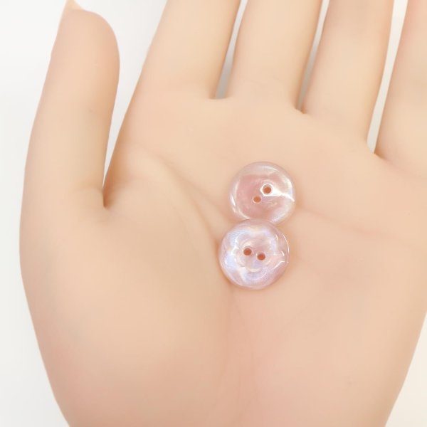 画像4: 二つ穴ボタン フラワー マーブル模様 【ピンク】 10個入り 【15mm】 オーロラ 光沢 透け感 花 樹脂製 手芸 おしゃれ きらきらぷんぷん丸 B-1377 (4)