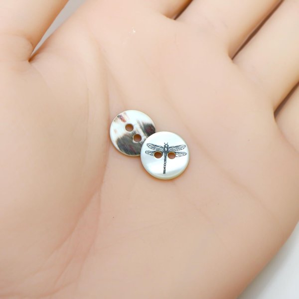画像5: シェルボタン プリント 【トンボ】 11mm 20個入り 二つ穴 生き物 モチーフ 装飾 手芸 洋服 きらきらぷんぷん丸 B-1381 (5)