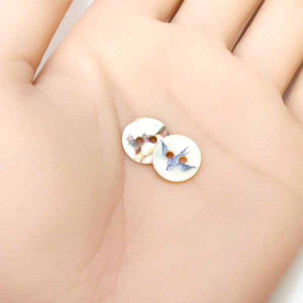 画像5: シェルボタン プリント 【ツバメ】 11mm 20個入り 二つ穴 生き物 モチーフ 装飾 手芸 洋服 きらきらぷんぷん丸 B-1382 (5)