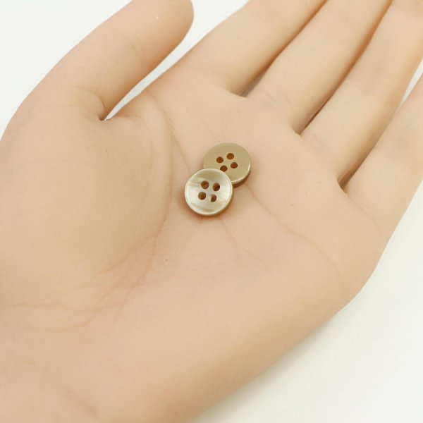 画像4: 四つ穴ボタン シェル調 【ブラウン】 茶色 20個入り 【11.5mm】 樹脂製 手芸 おしゃれ きらきらぷんぷん丸 B-1391 (4)