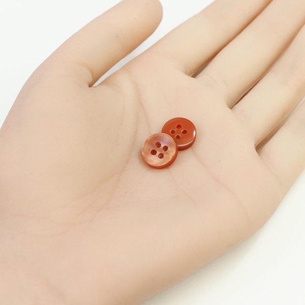画像4: 四つ穴ボタン シェル調 【オレンジ】 20個入り 【11.5mm】 樹脂製 手芸 おしゃれ きらきらぷんぷん丸 B-1392 (4)