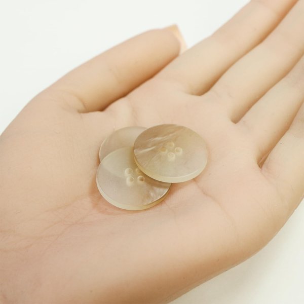 画像5: 4つ穴 クリアマットボタン【ベージュ】丸ボタン 樹脂 手芸 8個入 グラデーション【21.5mm】きらきらぷんぷん丸 B-1425 (5)