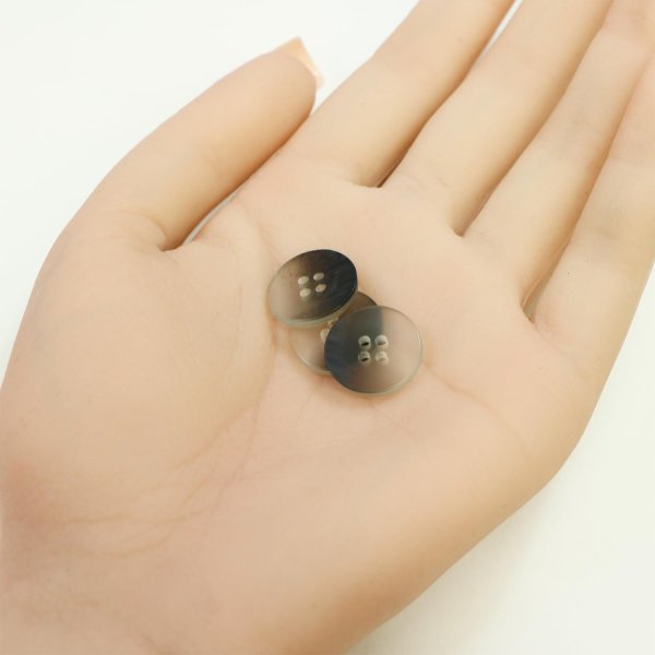画像5: 4つ穴 クリアマットボタン【ブラック】黒 丸ボタン 樹脂 手芸 10個入 グラデーション【15mm】きらきらぷんぷん丸 B-1430 (5)