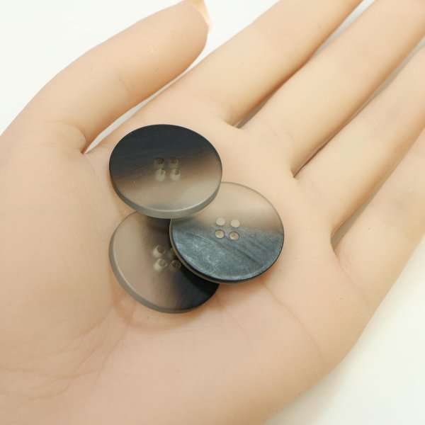 画像5: 4つ穴 クリアマットボタン【ブラック】黒 丸ボタン 樹脂 手芸 6個入 グラデーション【25mm】きらきらぷんぷん丸 B-1432 (5)