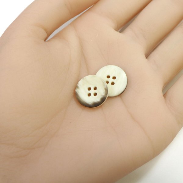 画像4: 四つ穴ボタン ホーン調 【アイボリー】 10個入り 【15mm】 フチなし 水牛風 マット 装飾 樹脂製 手芸 おしゃれ きらきらぷんぷん丸 B-1444 (4)