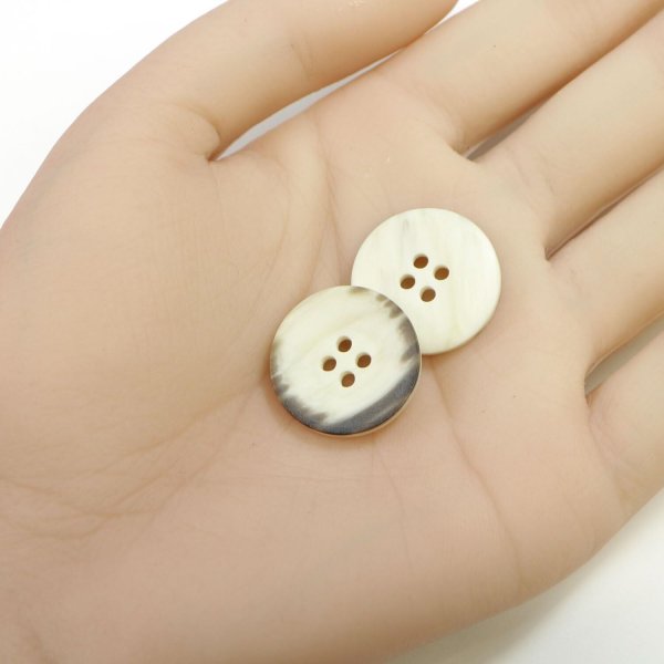 画像4: 四つ穴ボタン ホーン調 【アイボリー】 8個入り 【20mm】 フチなし 水牛風 マット 装飾 樹脂製 手芸 おしゃれ きらきらぷんぷん丸 B-1445 (4)