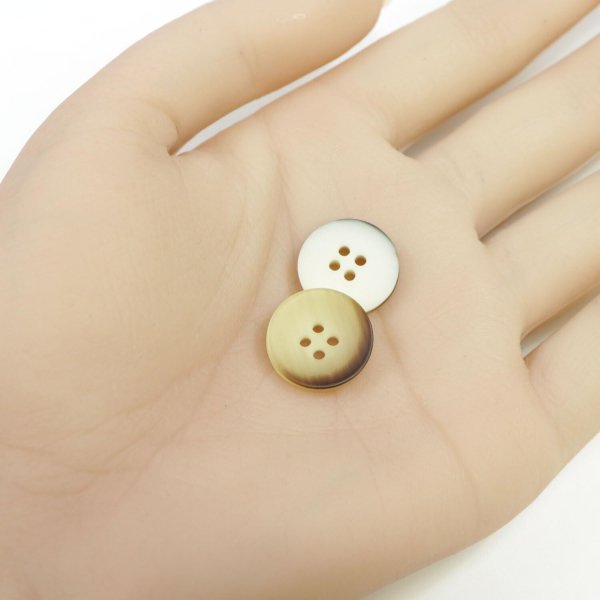 画像4: 四つ穴ボタン ホーン調 【ベージュ】 10個入り 【15mm】 フチなし 水牛風 マット 装飾 樹脂製 手芸 おしゃれ きらきらぷんぷん丸 B-1446 (4)