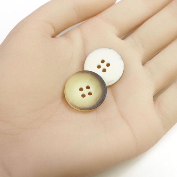 画像4: 四つ穴ボタン ホーン調 【ベージュ】 8個入り 【20mm】 フチなし 水牛風 マット 装飾 樹脂製 手芸 おしゃれ きらきらぷんぷん丸 B-1447 (4)