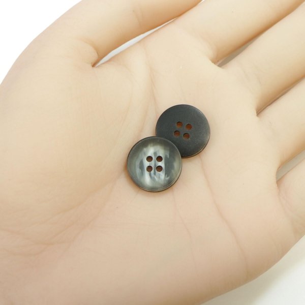 画像4: 四つ穴ボタン ホーン調 【グレー】 10個入り 【15mm】 フチなし 水牛風 マット 装飾 樹脂製 手芸 おしゃれ きらきらぷんぷん丸 B-1448 (4)