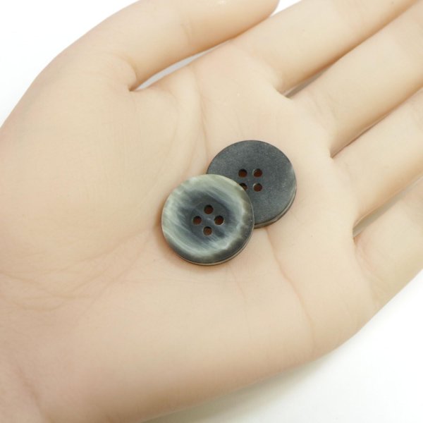 画像4: 四つ穴ボタン ホーン調 【グレー】 8個入り 【20mm】 フチなし 水牛風 マット 装飾 樹脂製 手芸 おしゃれ きらきらぷんぷん丸 B-1449 (4)