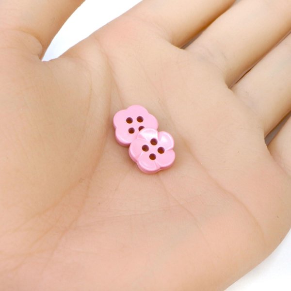 画像5: 四つ穴 フラワーボタン 【ピンク】10.5mm 15個入り 樹脂 プラスチック 手芸 ハンドメイド 花柄 装飾 きらきらぷんぷん丸 B-1511 (5)