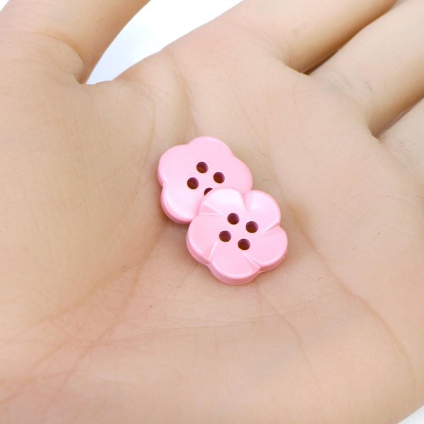 画像5: 四つ穴 フラワーボタン 【ピンク】14mm 10個入り 樹脂 プラスチック 手芸 ハンドメイド 花柄 装飾 きらきらぷんぷん丸 B-1512 (5)