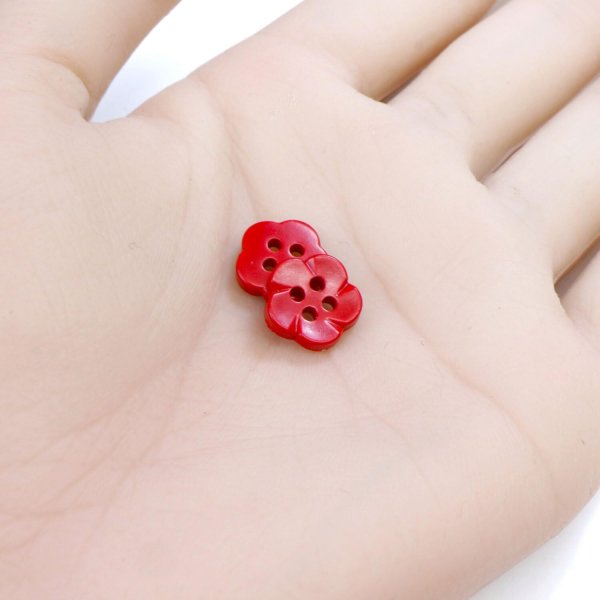 画像5: 四つ穴 フラワーボタン 【レッド】10.5mm 15個入り 樹脂 プラスチック 手芸 ハンドメイド 花柄 装飾 きらきらぷんぷん丸 B-1523 (5)