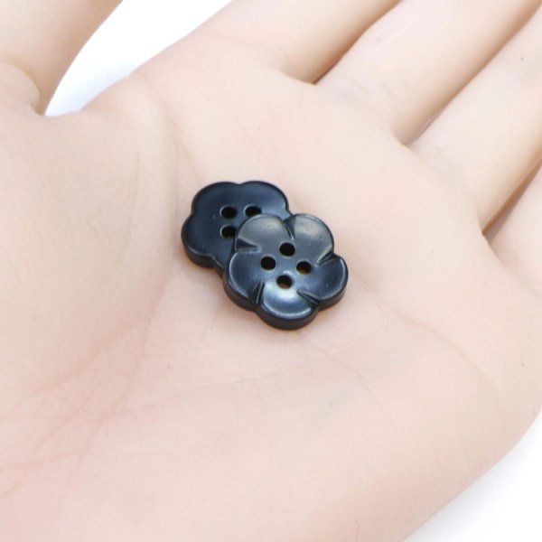 画像5: 四つ穴 フラワーボタン 【ブラック】14mm 10個入り 樹脂 プラスチック 手芸 ハンドメイド 花柄 装飾 きらきらぷんぷん丸 B-1527 (5)