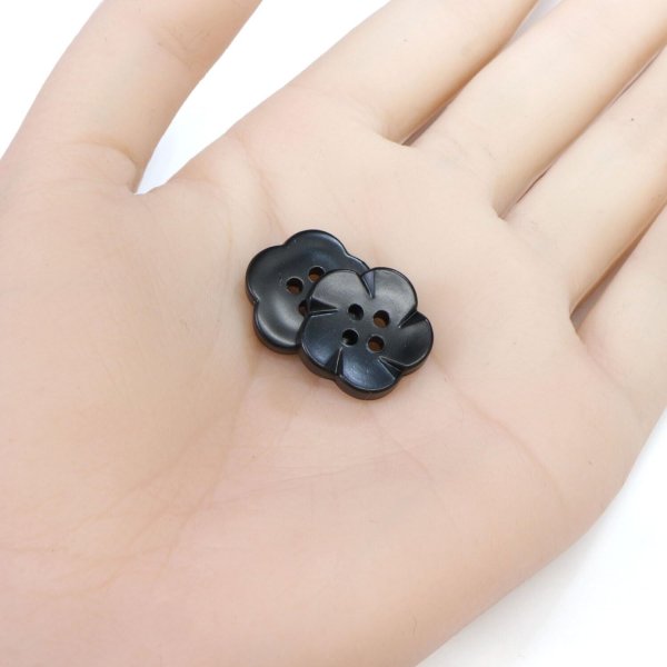 画像5: 四つ穴 フラワーボタン 【ブラック】16.5mm 8個入り 樹脂 プラスチック 手芸 ハンドメイド 花柄 装飾 きらきらぷんぷん丸 B-1528 (5)