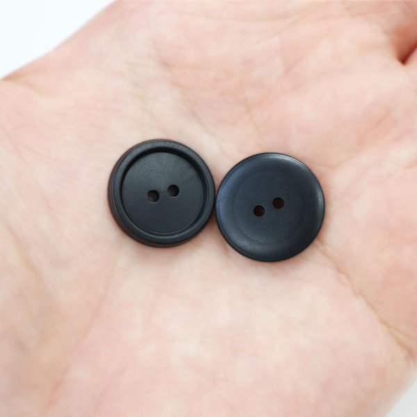 画像7: スーツボタン 黒ボタン 【ブラック ツヤなし】 ジャケット ブレザー 二つ穴ボタン フロントボタン 袖口 ベーシック シンプル ボタン 10個入り 【17.5mm】 きらきらぷんぷん丸 B-275 (7)