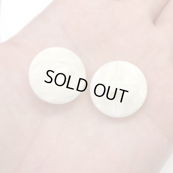 画像7: マーブルボタン フラット 【ホワイト】 白 ツヤあり 大理石調 ボタン スーツボタン ジャケットボタン 10個入り 【21.5mm】 きらきらぷんぷん丸 B-373 (7)