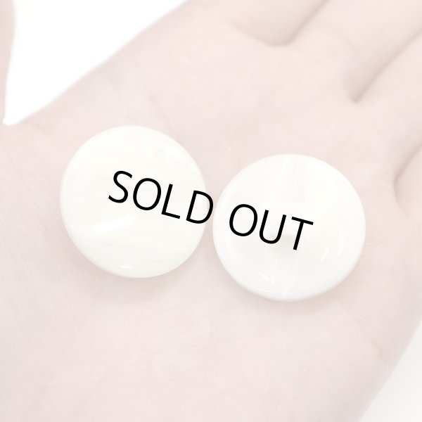 画像7: マーブルボタン フラット 【ホワイト】 白 ツヤあり 大理石調 ボタン スーツボタン ジャケットボタン 8個入り 【25mm】 きらきらぷんぷん丸 B-374 (7)