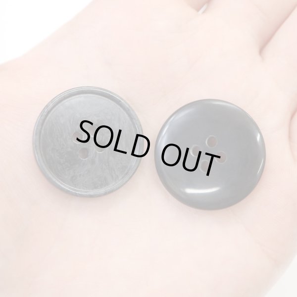 画像7: マーブルボタン 四つ穴 【ブラック&ダークグレー】 黒 ツヤなし 大理石調 ボタン スーツボタン ジャケットボタン 10個入り 【25mm】 きらきらぷんぷん丸 B-385 (7)