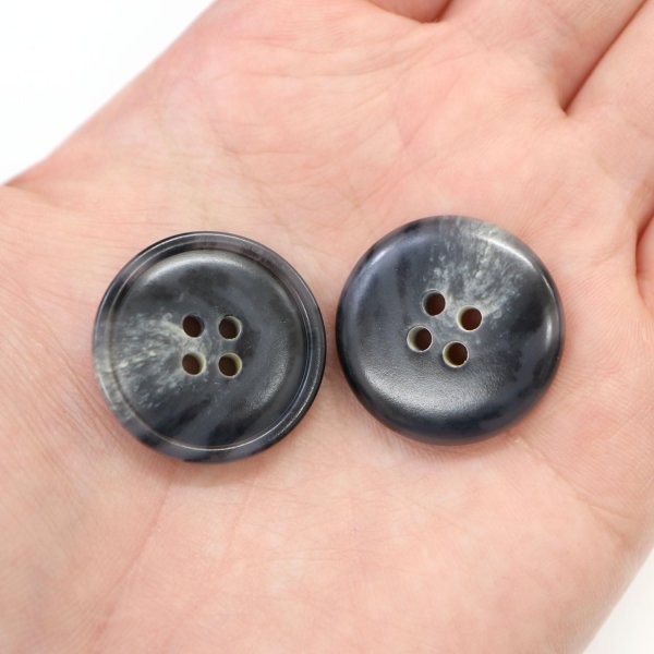 画像7: 水牛調ボタン【ダークグレー&ホワイト】スーツ コート ジャケット ブレザー 四つ穴 フロント 袖口 6個入り【25mm】きらきらぷんぷん丸 B-489 (7)