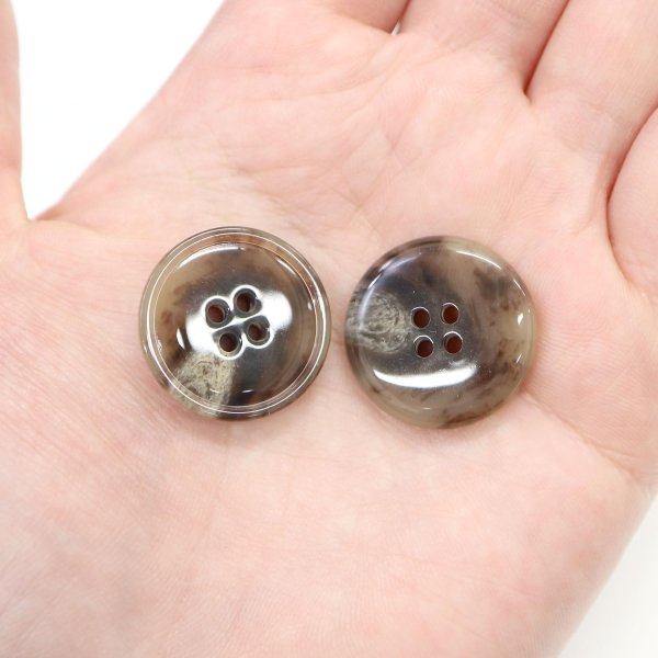 画像7: 水牛調ボタン【ココアブラウン&ホワイト】スーツ コート ジャケット ブレザー 四つ穴 フロント 袖口 8個入り【23mm】きらきらぷんぷん丸 B-503 (7)