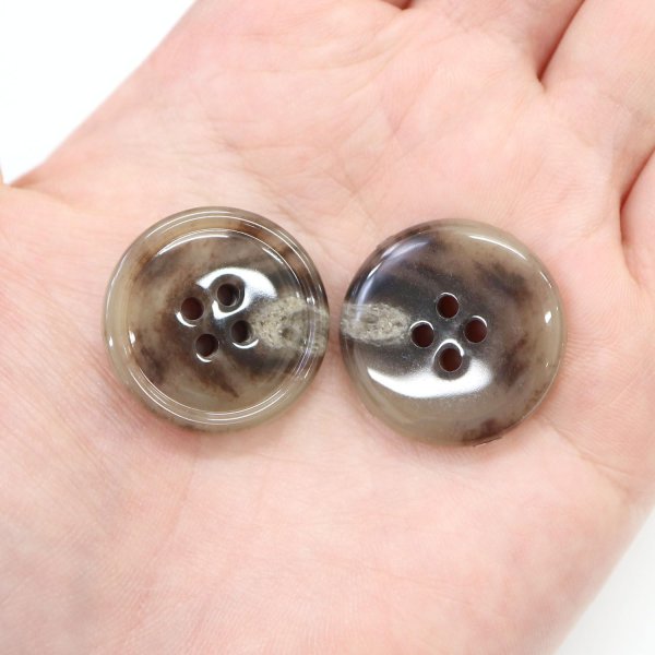 画像7: 水牛調ボタン【ココアブラウン&ホワイト】スーツ コート ジャケット ブレザー 四つ穴 フロント 袖口 6個入り【25mm】きらきらぷんぷん丸 B-504 (7)