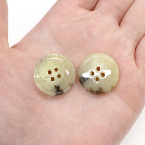 画像7: 水牛調ボタン【ベージュ&ブラウン】スーツ コート ジャケット ブレザー 四つ穴 フロント 袖口 8個入り【23mm】きらきらぷんぷん丸 B-505 (7)