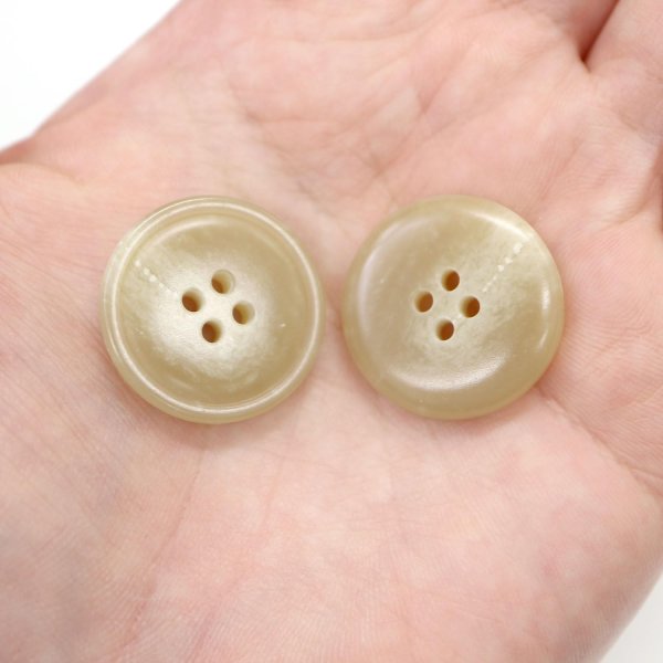 画像7: 水牛調ボタン【ベージュ】スーツ コート ジャケット ブレザー 四つ穴 フロント 袖口 8個入り【23mm】きらきらぷんぷん丸 B-507 (7)