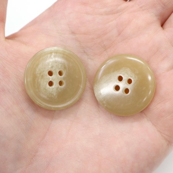 画像7: 水牛調ボタン【ベージュ】スーツ コート ジャケット ブレザー 四つ穴 フロント 袖口 6個入り【25mm】きらきらぷんぷん丸 B-508 (7)
